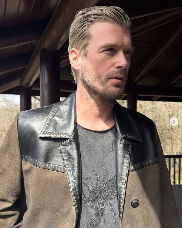 Bir proje için midir bilinmez ama Kıvanç Tatlıtuğ imaj değiştirerek bu kez daha da sarışın oldu!