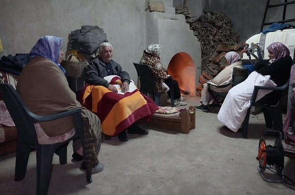 "Dışarda ateş yakarak bekliyoruz, araçta uyuyoruz"