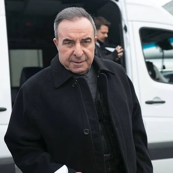 Kanal D ekranlarının fenomen dizisi Arka Sokaklar’da yıllardır canlandırdığı Rıza Baba karakteriyle milyonların sevgisini kazanan usta oyuncu Zafer Ergin, sağlık durumuyla gündeme geldi.