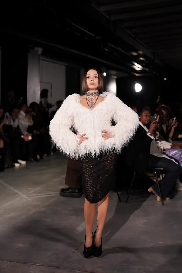 Son yıllarda Türk pop müziğinin en popüler isimlerinden biri haline gelen Zeynep Bastık, güçlü sesi ve enerjik sahne performanslarıyla geniş bir hayran kitlesine ulaştı.