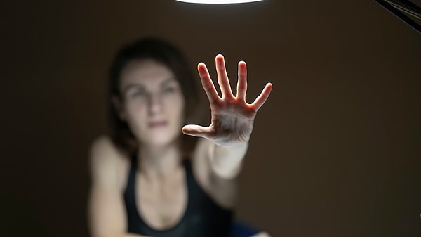 Araştırmalar, ırk temelli ayrımcılığın bireylerde yoğun stres yarattığını ve bunun zamanla kronik psikolojik yıpranmaya dönüşebildiğini ortaya koyuyor.