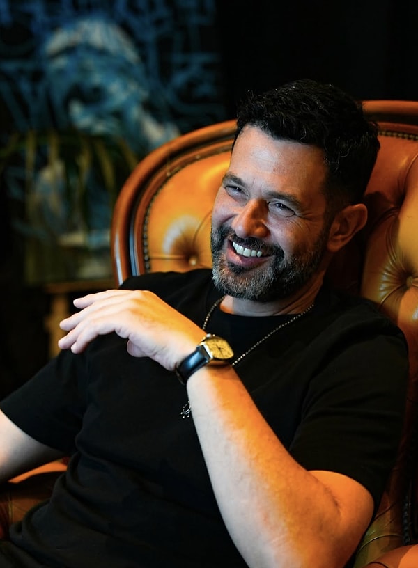 2000’li yılların ortasında çıkardığı şarkılarla geniş bir hayran kitlesine ulaşan Keremcem, özellikle “Berbat”, “Küçük Bir Aşk Masalı”, “Nerelere Gideyim” ve “Aşk Bitti” gibi parçalarıyla hafızalara kazındı.