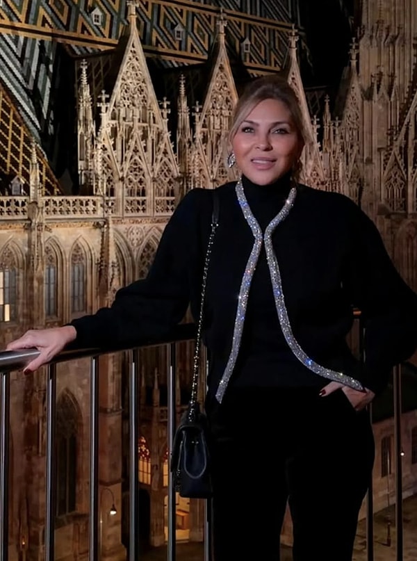 Türkiye’nin en köklü ailelerinden biri olan Sabancı ailesinin gelini Arzu Sabancı, iş dünyasındaki konumu kadar stil anlayışı ve sosyal medya paylaşımlarıyla da dikkat çeken isimlerden biri.