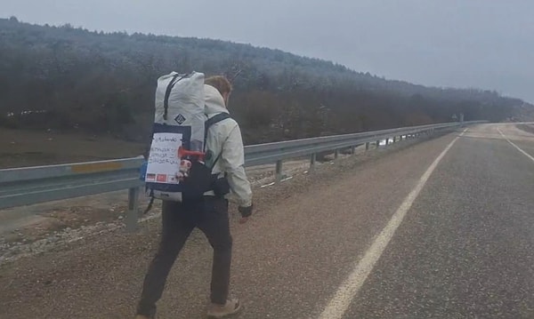 Gecesini gündüzünü dışarıda geçiren Mostanno "Doğa bana zarar vermiyor, hayvanlardan korkmuyorum" diyor.