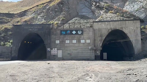 Tacikistan dağlarının ortasında, iki önemli şehri birbirine bağlayan karanlık geçit
