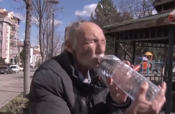 Her şey, Akbıyık ve eşinin o dönem oturdukları sobalı evde kömür dumanından zehirlenmesiyle başladı.