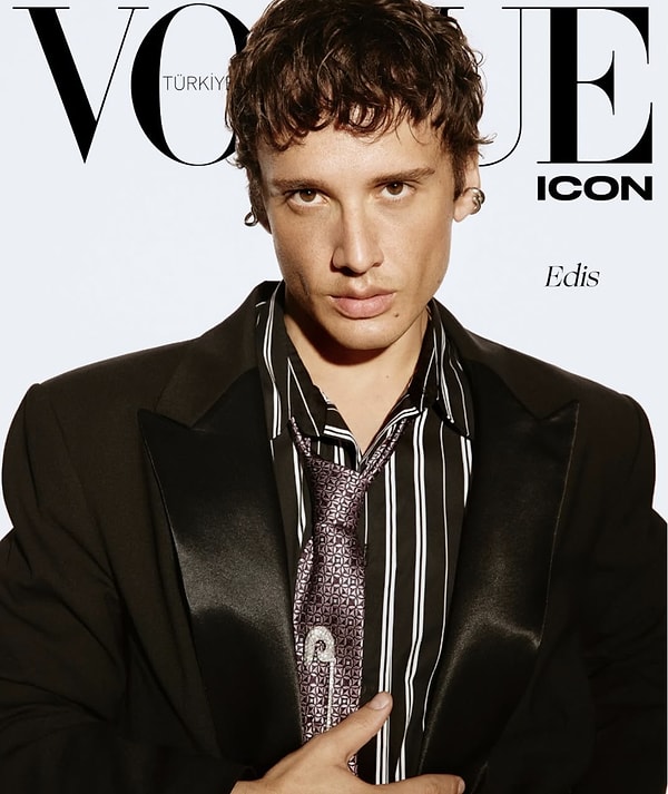 Türk pop müziğinin en popüler isimlerinden biri olan Edis, hem sahne performansları hem de hit şarkılarıyla yıllardır magazin ve müzik dünyasının en çok konuşulan isimlerinden biri.