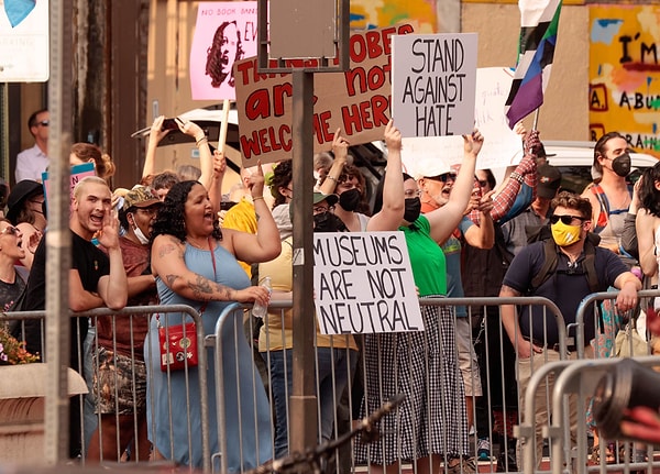 Vitrin boş değil ama her şeyi de sergilemiyor