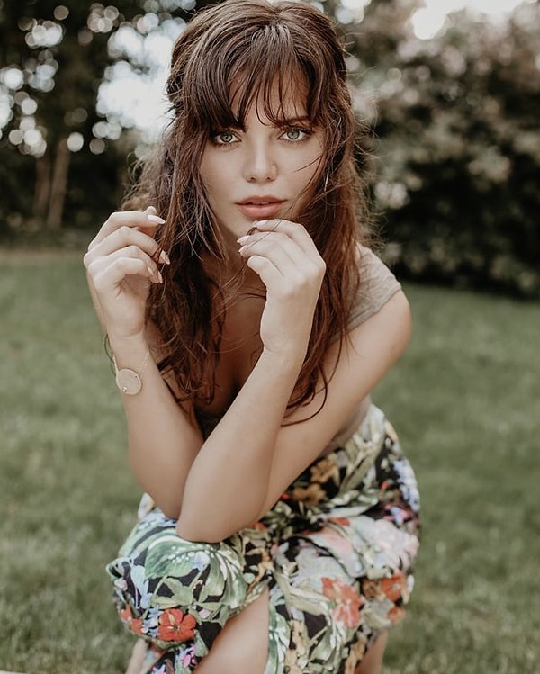 Son yılların en dikkat çeken oyuncularından biri olan Hilal Altınbilek, güçlü ekran duruşu ve güzelliğiyle kısa sürede geniş bir hayran kitlesi edindi.