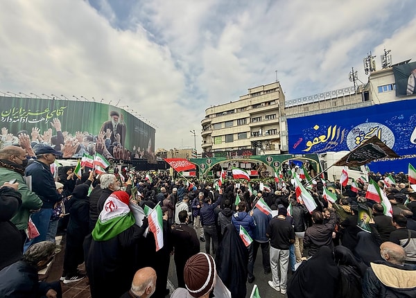 ABD ve İsrail saldırılarında hayatını kaybeden İranlı komutanlar için cenaze töreni düzenlendi.