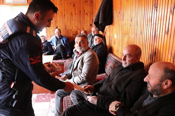 Jandarma ekipleri köy köy dolaşıp vatandaşlarla yüz yüze görüşüyor.