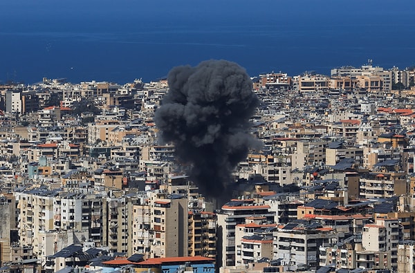 ABD Başkanı Donald Trump’ın “Savaş bitmeye yaklaştı” demesine rağmen hem ABD’nin hem de İsrail’in İran’a yönelik saldırıları devam ediyor.