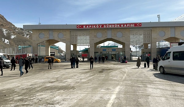 Van’ın Saray ilçesinde bulunan Kapıköy Sınır Kapısı’nda son günlerde hareketlilik yaşanıyor.