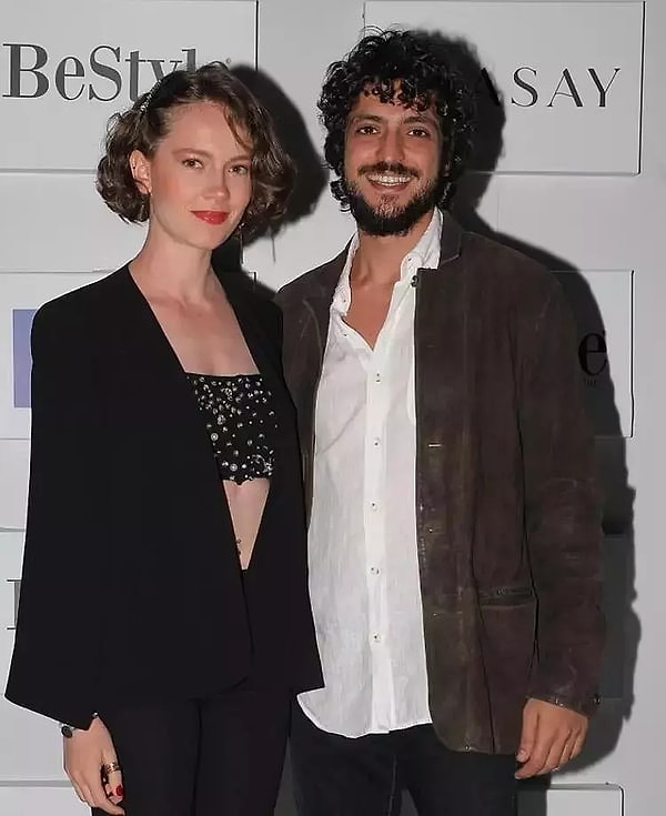 Oyunculuk kariyerleriyle geniş bir hayran kitlesine sahip olan Taner Ölmez ve Ece Çeşmioğlu, hem başarıları hem de uyumlu birliktelikleriyle magazinin en sevilen çiftleri arasında yer alıyor.