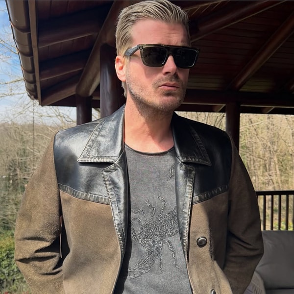 Tatlıtuğ’un yeni “çiğ sarısı” imajını ilk paylaşan kişi ise eşi Başak Dizer'di.