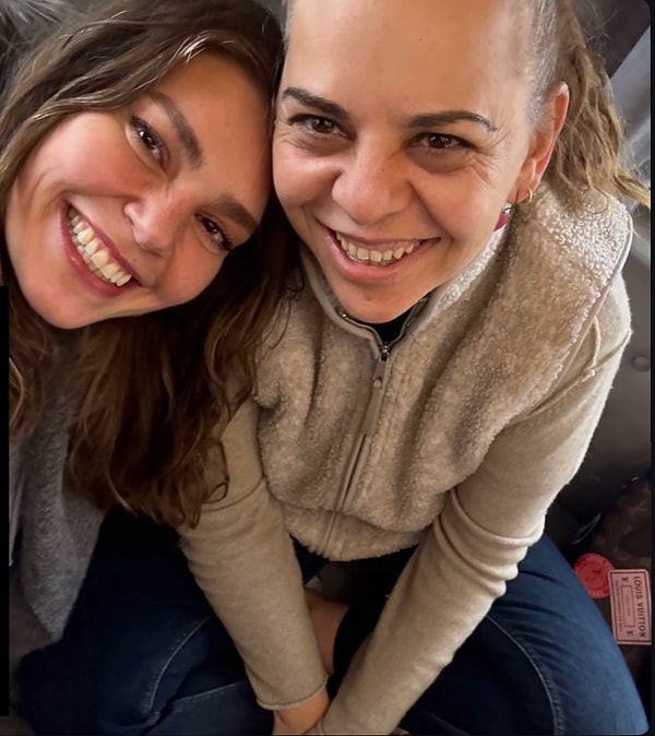 Dizinin başrollerinden Aslı Enver ve dizinin yönetmeni Zeynep Günay, 7 yıl sonra bir araya geldi.