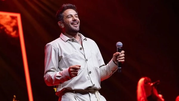 Türk pop müziğinin sevilen isimlerinden Emre Altuğ, yıllardır hem şarkıları hem de sahne performanslarıyla adından söz ettiriyor.