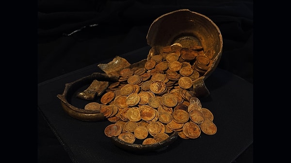 Kazı sırasında kırık seramik kupanın içinden çıkan yüzlerce altın sikke araştırmacıları şaşırttı.