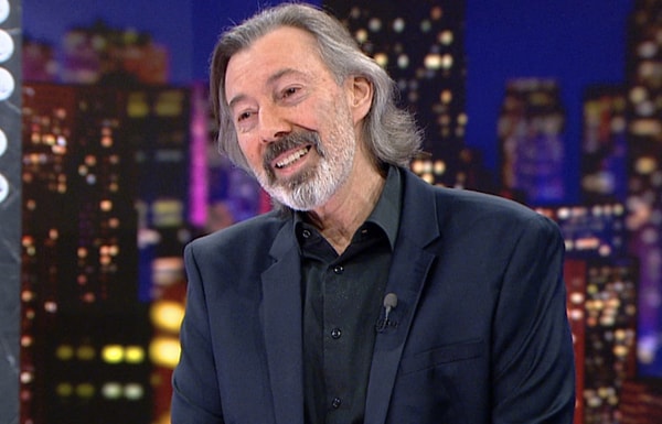 Karahan ayrıca Candan Erçetin’in doğaya olan ilgisinden de bahsetti. Ünlü şarkıcının Lüleburgaz’da doğayla iç içe bir yaşam kurduğunu anlatan Karahan, sevgilisinin huzurlu bir ortamda yaşayabilmesi için yaptığı bir jestten de söz etti.