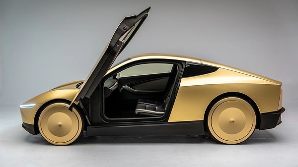 Tesla bu model için diğer yatırımlarına ara verdi.