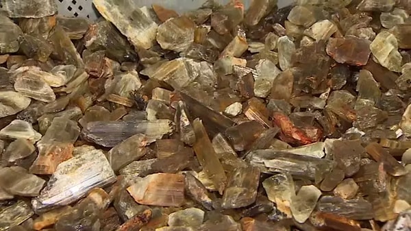 Bu özel kristali diğer tüm değerli taşlardan ayıran en temel fark, bulunduğu ortamdaki ışığın türüne göre kimlik değiştirmesi.