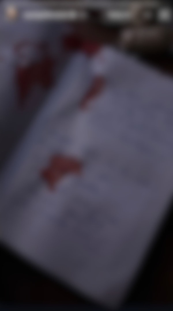 Üzerinde lekeler olan, kendi el yazısıyla yazdığı notu da paylaştı.