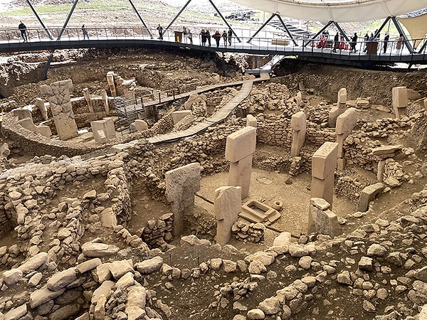 Göbeklitepe’nin bilimsel keşif süreci kazara bulunan arkeolojik eserler sayesinde ilerledi.