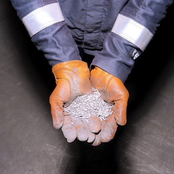 Asıl mesele yalnızca yeni molekül keşfi değil, pahalı metallere alternatif olabilecek yolun açılması.