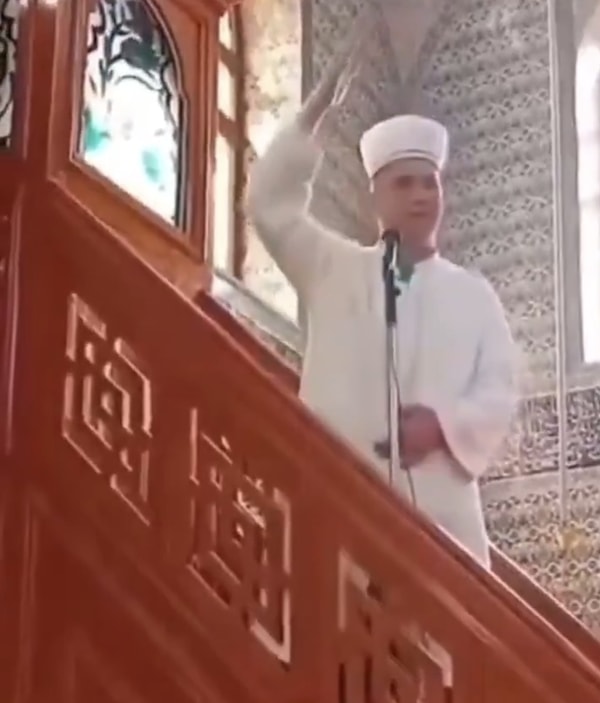 Cemaate kızan imam, "Kıldırmıyorum namazı" diyerek hutbeyi terk etti.