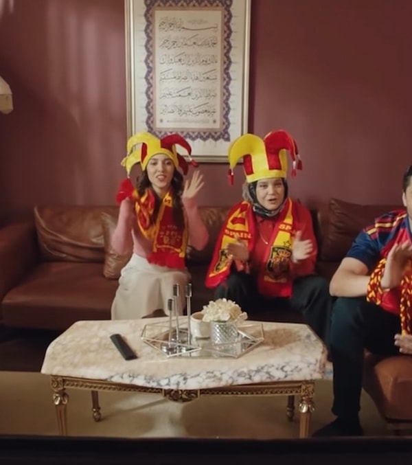 Kızılcık Şerbeti dizisi yeni bölümüyle izleyici karşısına çıktı.