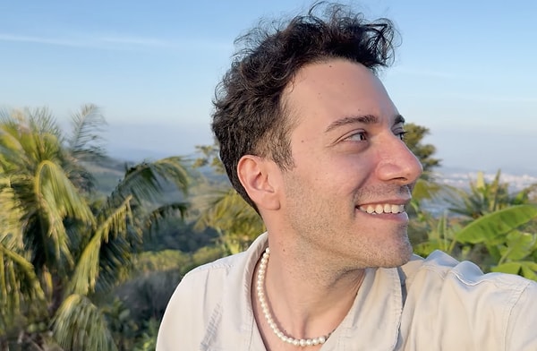 Enes Batur, uzun bir aranın ardından YouTube’a “Hayattayım” isimli vloguyla geri döndü.