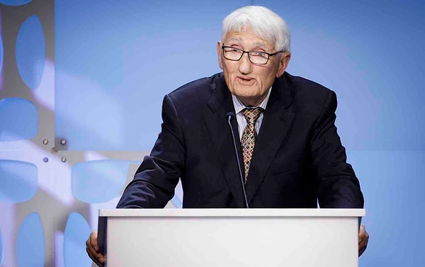 "Kamusal alan" kavramıyla akademi ve toplumda geniş tartışma alanları açtı.