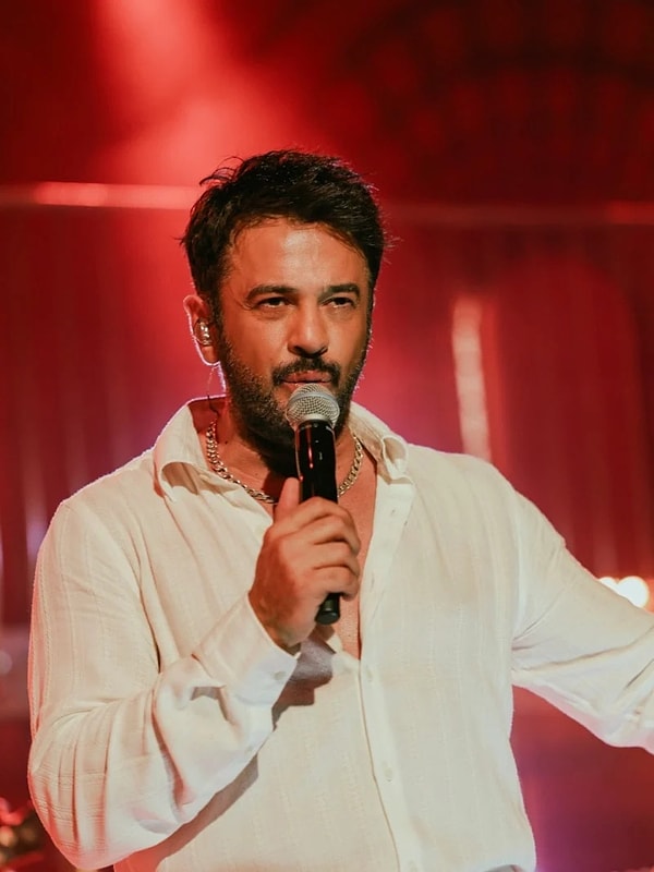 “Kapış Kapış”, “Bu Kadar Mı?” ve “Su Gibisin” gibi hit şarkılarla Türk pop müziğinde kendine sağlam bir yer edinen Emre Altuğ, müzik kariyerinin yanı sıra oyunculuk projeleriyle de adından söz ettiriyor.