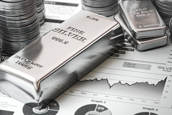 Küçük piyasa hacmi sayesinde yükseliş dönemlerinde altını geride bırakır.