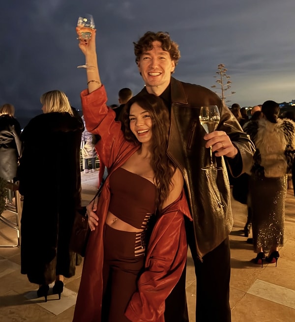 Ebru Şahin, who made a significant breakthrough with her character Reyyan in the series "Hercai", managed to reach a wide fan base with her beauty and accomplished acting skills.