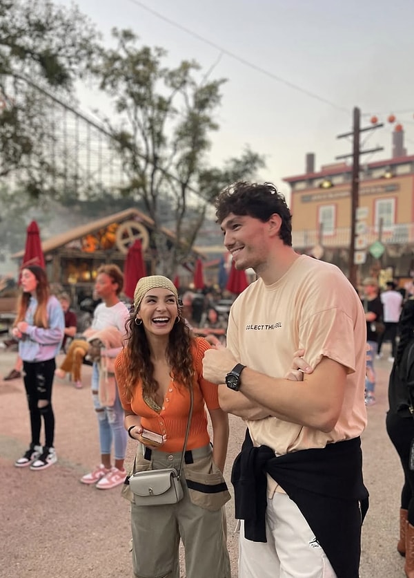 In her personal life, the actress, who was going through a particularly joyful period, started a romantic relationship with national basketball player Cedi Osman in 2020 and tied the knot with him in 2022.