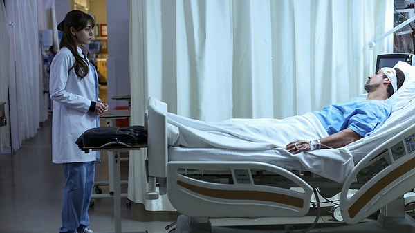 Kızılcık Şerbeti'nde Doğa karakterini canlandıran Sıla Türkoğlu'nun yeni dizisi Doktor: Başka Hayatta yayın hayatına başladı.