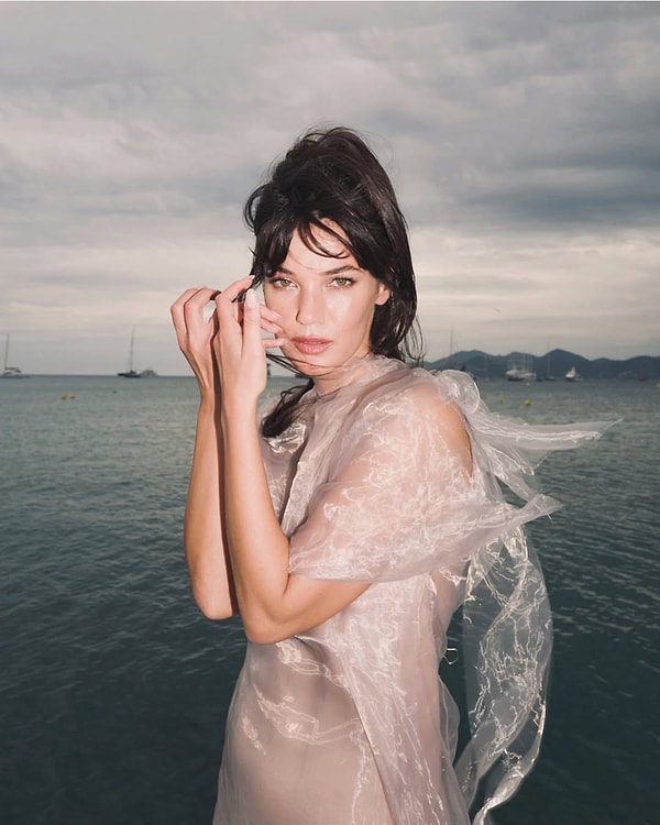 Güzel oyuncu Pınar Deniz'in ara verdiği oyunculuk kariyerine Kıvanç Tatlıtuğ ile birlikte rol alacağı Dönence dizisiyle döneceği söylenmişti.