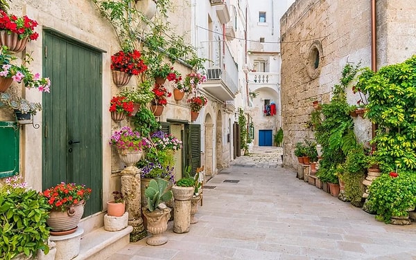 Yeni bir başlangıç yapmak isteyenler için 2026 yılında göçmenlere ödeme yapan veya büyük ekonomik destekler sağlayan sekiz farklı ülke, Forbes tarafından hazırlanan güncel verilerle gün yüzüne çıktı.