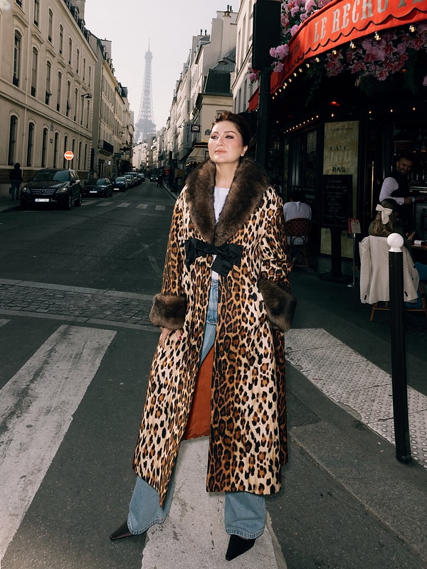 Yıllara meydan okuyan güzelliği, kendine has yorumu ve dillere pelesenk olan şarkılarıyla yıllardır sahnelerin tozunu attıran Sibel Can, kariyeri kadar tarzıyla adından söz ettiren ünlülerimizden.