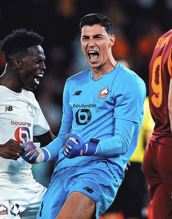 Türk futbolunun genç ve başarılı kalecileri arasında gösterilen Berke Özer, kariyerinin yanı sıra özel hayatıyla da zaman zaman gündeme geliyor.