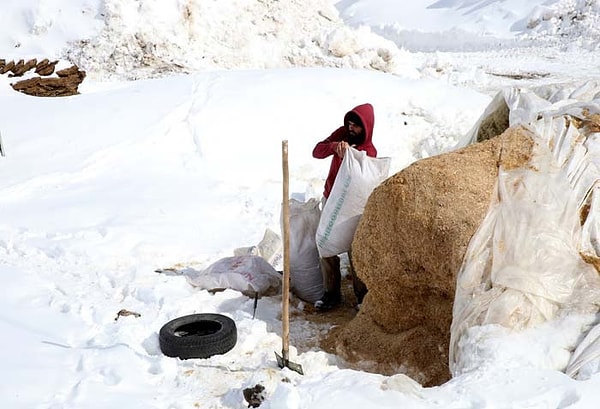 Kar altında günlük mesai sürdürülüyor.
