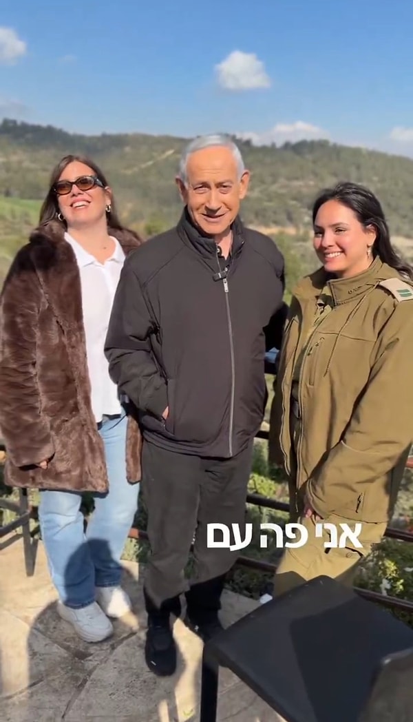 Netanyahu bu sefer kahvecinin çevresinde bulunan insanlarla muhabbet etti.