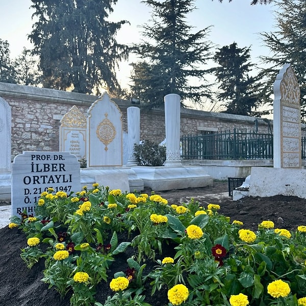Tabloda yazanlar törende açıklandı.