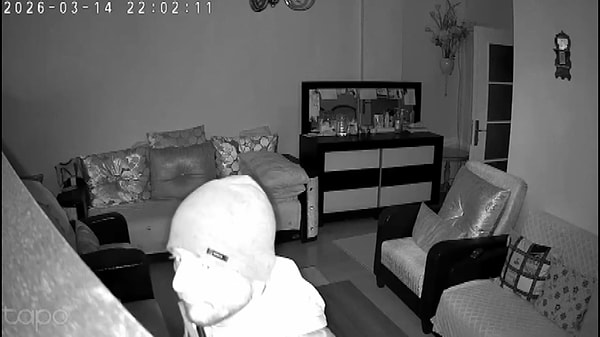 Evine giren hırsıza güvenlik kamerasından seslendi. Panikleyen hırsız, hemen kaçtı.