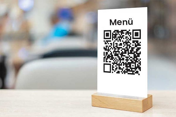 Bilişim uzmanı Emre Çelikkol özellikle dış mekanlarda reklam gibi gösterilen QR kodlara dikkat çekiyor: