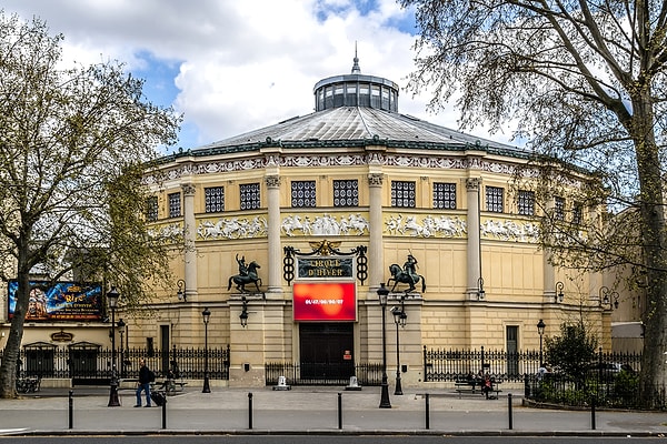 Koltuklar, halılar, duvar resimleri...Binanın her detayı yenilenecek.