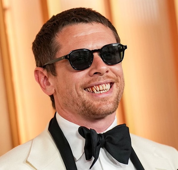 Famed actor Jack O’Connell made headlines on Oscar night with a detail that immediately caught everyone's attention as he graced the red carpet: his teeth!