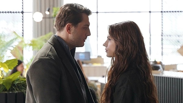 Atv'de yayınlanan ve domuz eti sahnesiyle tepki çeken Aynı Yağmur Altında dizisi düşük seyreden reytingleri sebebiyle final kararı aldı.