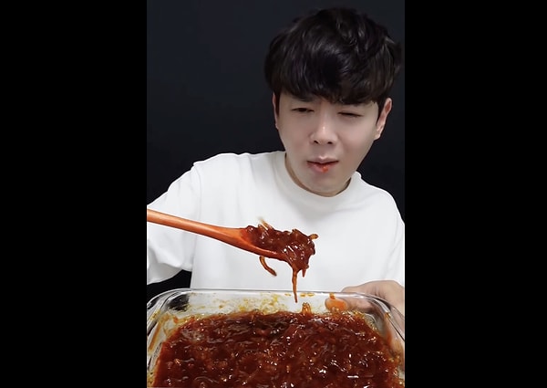 Videodaki "Shirouo" (buz balığı) olarak bilinen küçük, şeffaf balıklar özellikle Japonya'da "Shirouo no Odorigui" yani "Dans Eden Buz Balığı" yemeği olarak oldukça popüler.